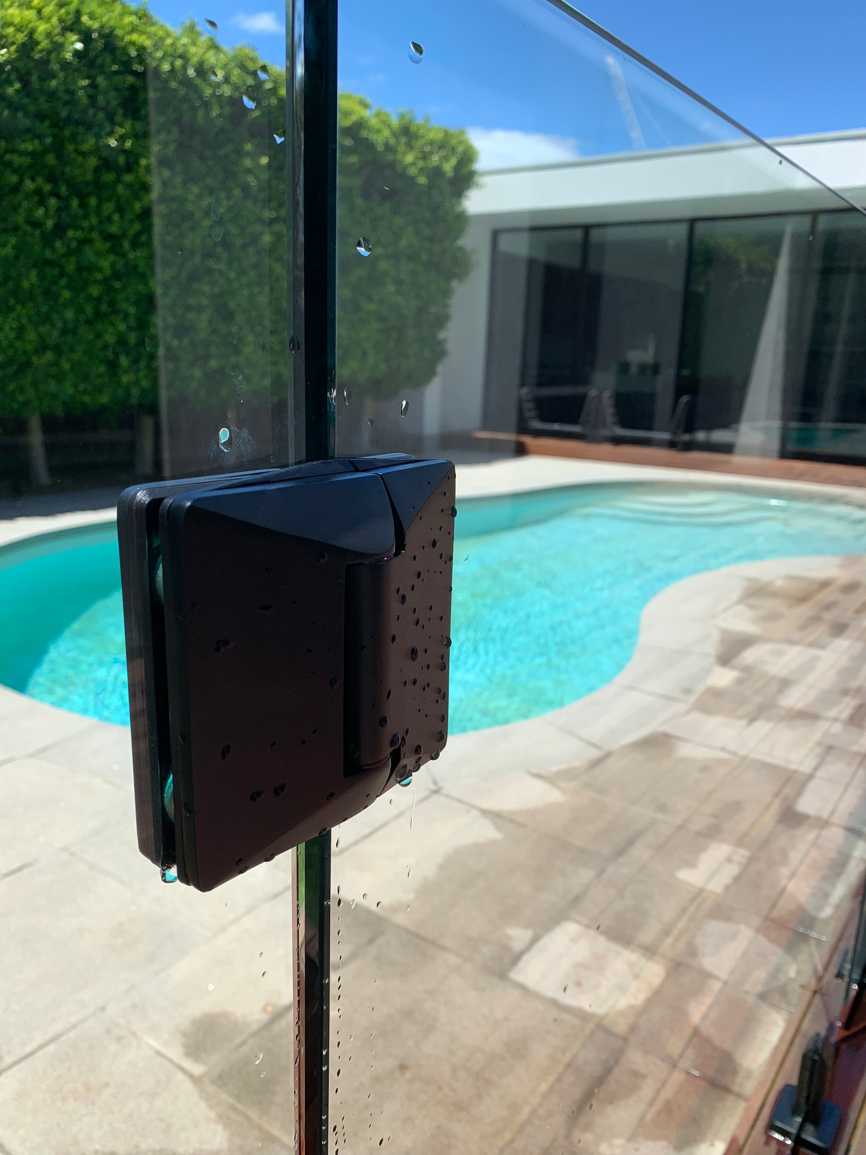 SOFT Close hinges – Poolsideglass